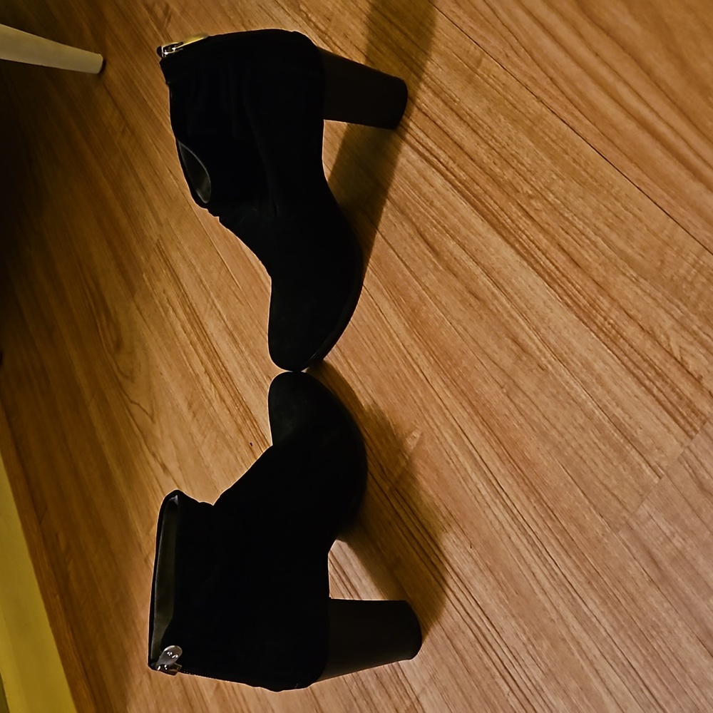 Black heel boots